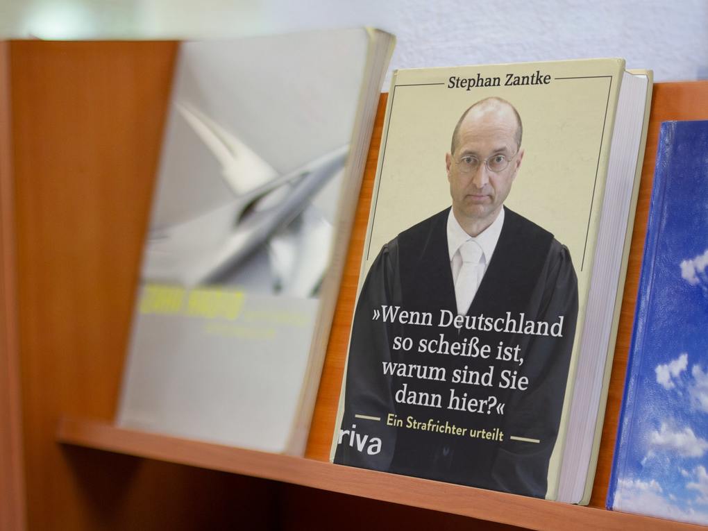 Weitere Ansicht: "Wenn Deutschland so scheiße ist, warum sind Sie dann hier?" | Stephan Zantke