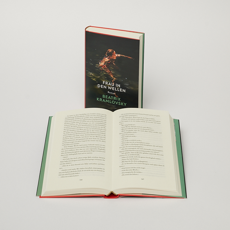 Weitere Ansicht: Frau in den Wellen | Beatrix Kramlovsky