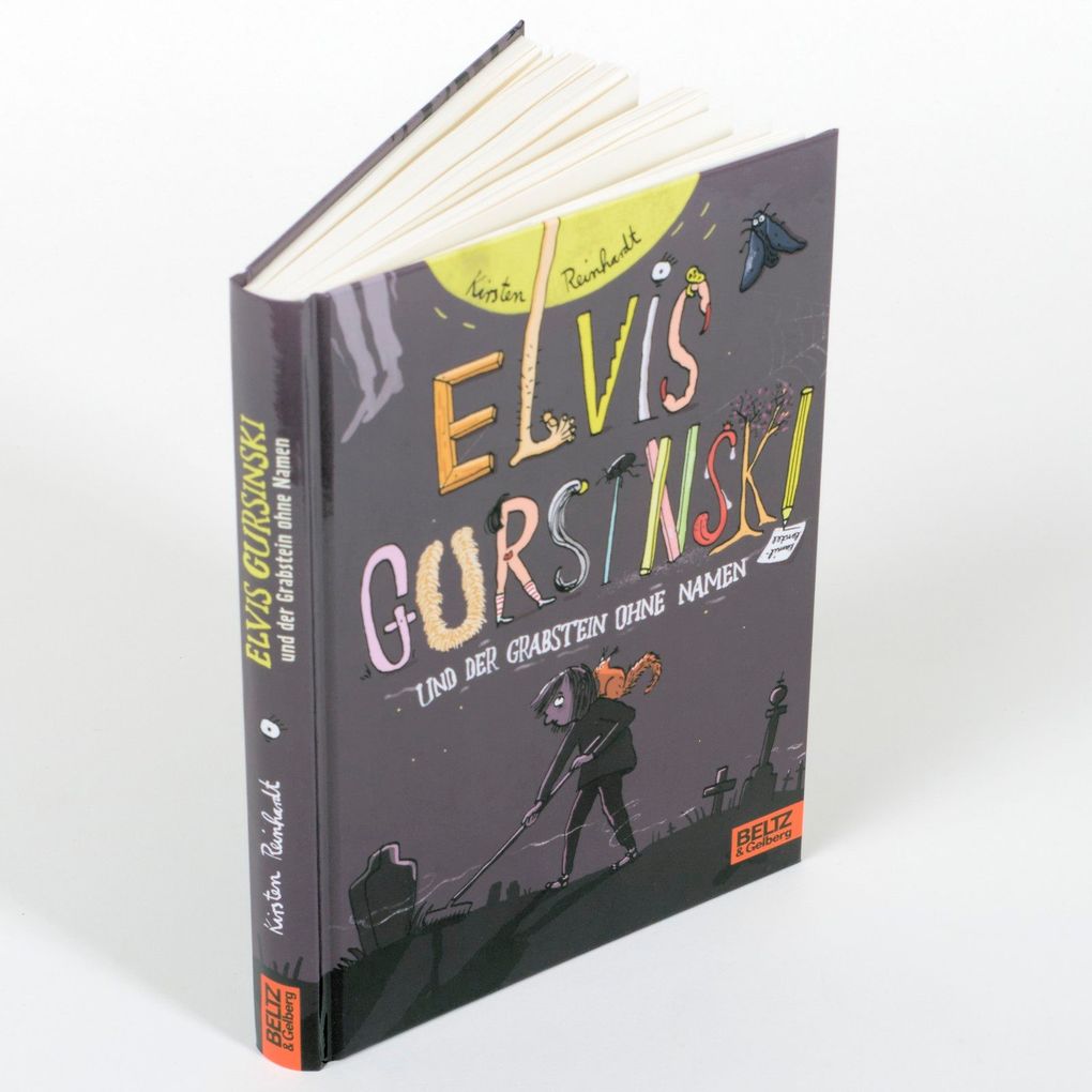 Weitere Ansicht: Elvis Gursinski und der Grabstein ohne Namen | Kirsten Reinhardt