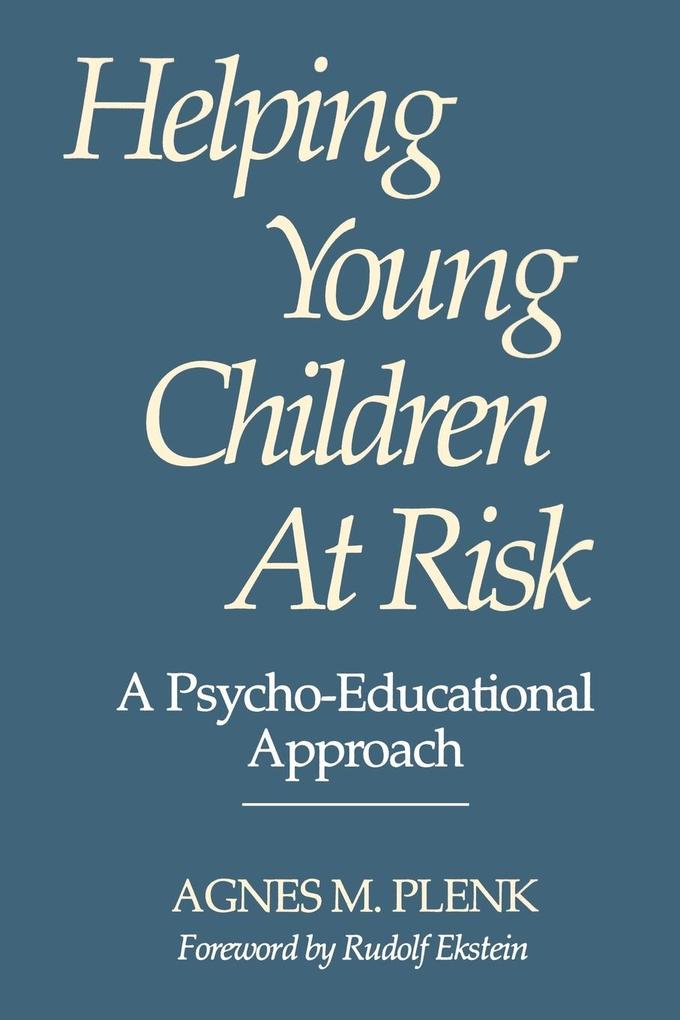 Helping Young Children at Risk als Taschenbuch