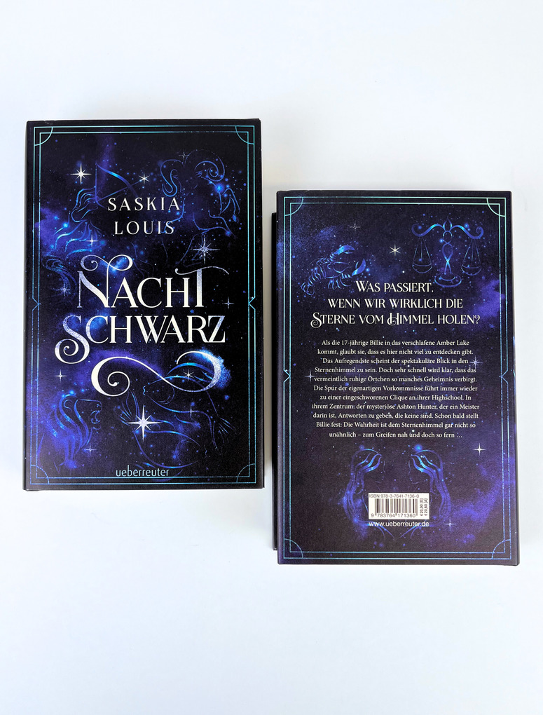 Weitere Ansicht: Nachtschwarz (Nachtschwarz-Sternenhell, Bd. 1) Aufregende Urban-Fantasy-Dilogie über die Magie der Sterne und eine große Liebe - Buchumschlag mit Perlmuttglanzeffekt + Character Card in der 1. Auflage! | Saskia Louis