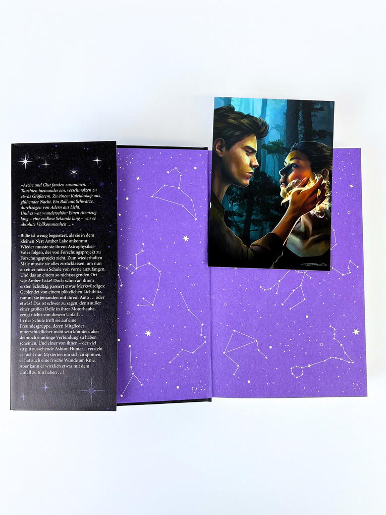 Weitere Ansicht: Nachtschwarz (Nachtschwarz-Sternenhell, Bd. 1) Aufregende Urban-Fantasy-Dilogie über die Magie der Sterne und eine große Liebe - Buchumschlag mit Perlmuttglanzeffekt + Character Card in der 1. Auflage! | Saskia Louis