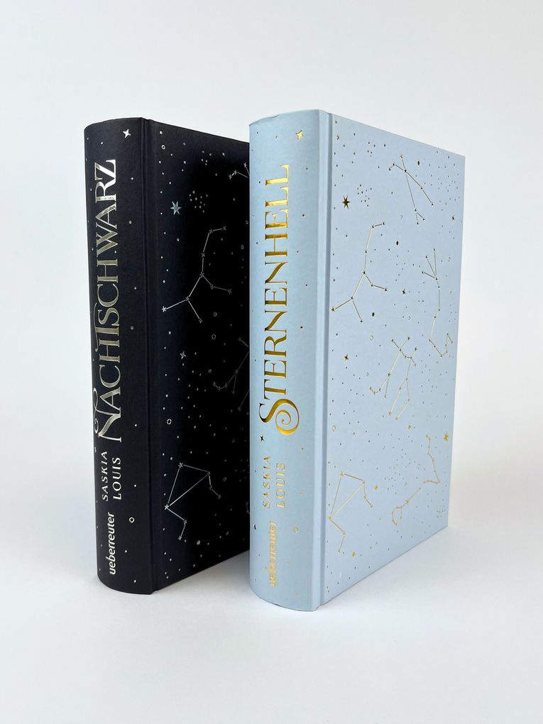 Weitere Ansicht: Nachtschwarz (Nachtschwarz-Sternenhell, Bd. 1) Aufregende Urban-Fantasy-Dilogie über die Magie der Sterne und eine große Liebe - Buchumschlag mit Perlmuttglanzeffekt + Character Card in der 1. Auflage! | Saskia Louis