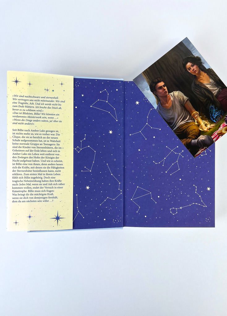 Weitere Ansicht: Sternenhell (Nachtschwarz-Sternenhell, Bd. 2) Aufregende Urban-Fantasy-Dilogie über die Magie der Sterne und eine große Liebe - Buchumschlag mit Perlmuttglanzeffekt + Character Card in der 1. Auflage! | Saskia Louis