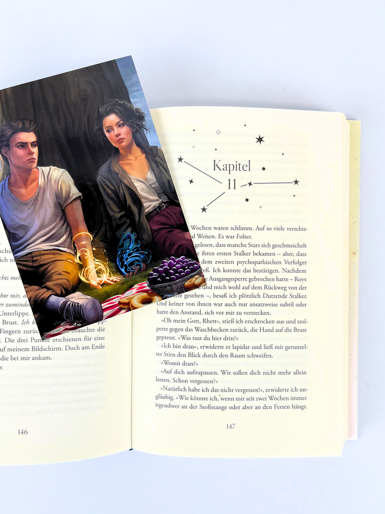 Weitere Ansicht: Sternenhell (Nachtschwarz-Sternenhell, Bd. 2) Aufregende Urban-Fantasy-Dilogie über die Magie der Sterne und eine große Liebe - Buchumschlag mit Perlmuttglanzeffekt + Character Card in der 1. Auflage! | Saskia Louis