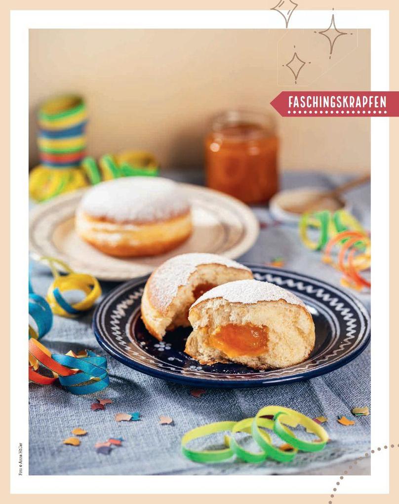 Weitere Ansicht: Bäuerinnen backen traditionelles Festgebäck