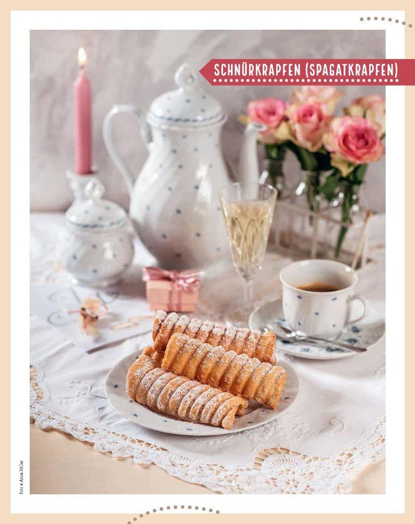 Weitere Ansicht: Bäuerinnen backen traditionelles Festgebäck