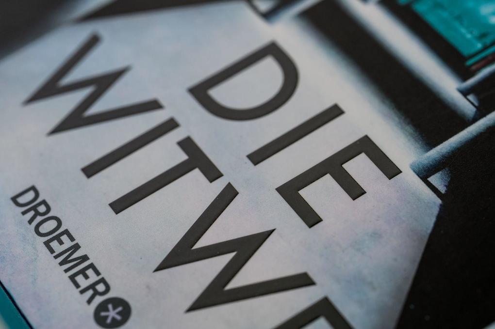 Weitere Ansicht: Die Witwe | M. W. Craven