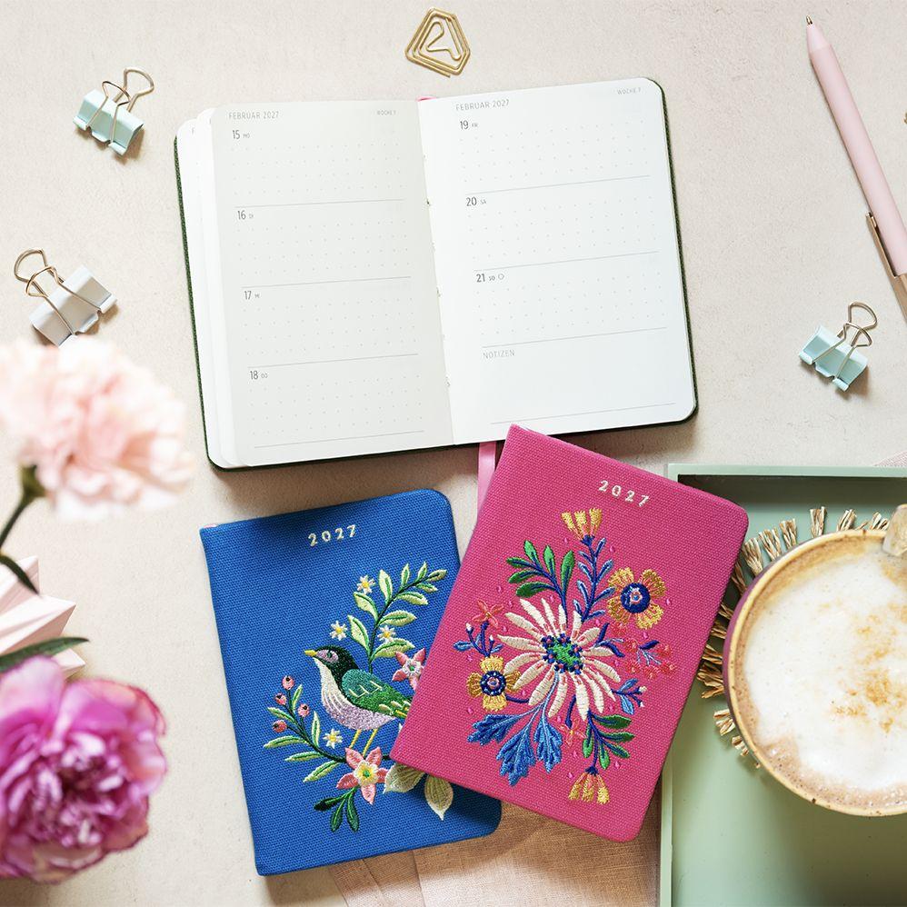 Weitere Ansicht: Taschenkalender A6 2027: Vogel und Blüten, bestickt, blau