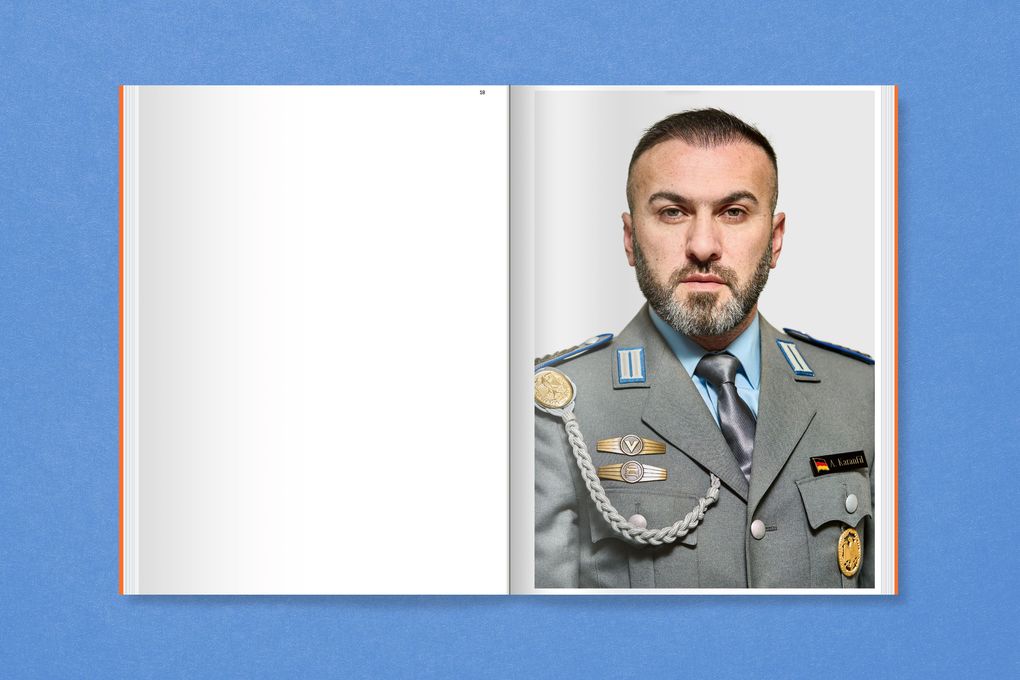 Weitere Ansicht: In Uniform