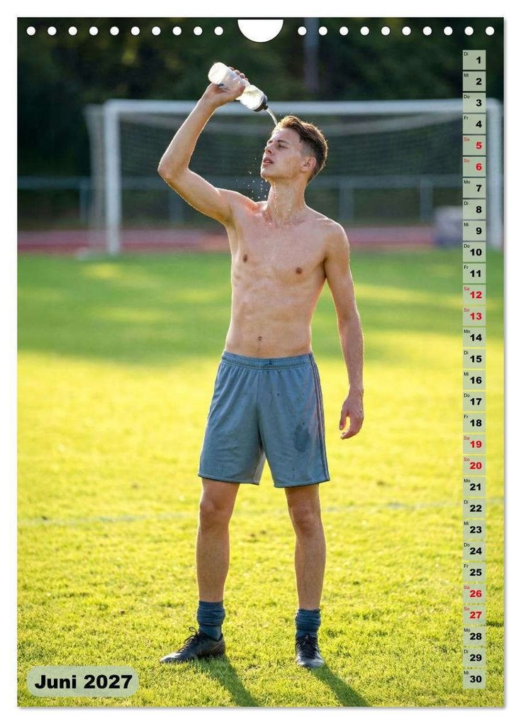 Weitere Ansicht: Nachspielzeit - Athletische Fußballer - sinnlich und intensiv (Wandkalender 2027 DIN A4 hoch), CALVENDO Monatskalender | SF-Design, Calvendo