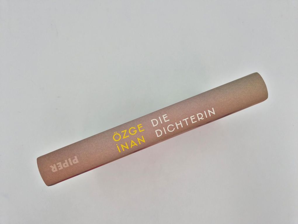 Weitere Ansicht: Die Dichterin | Özge nan