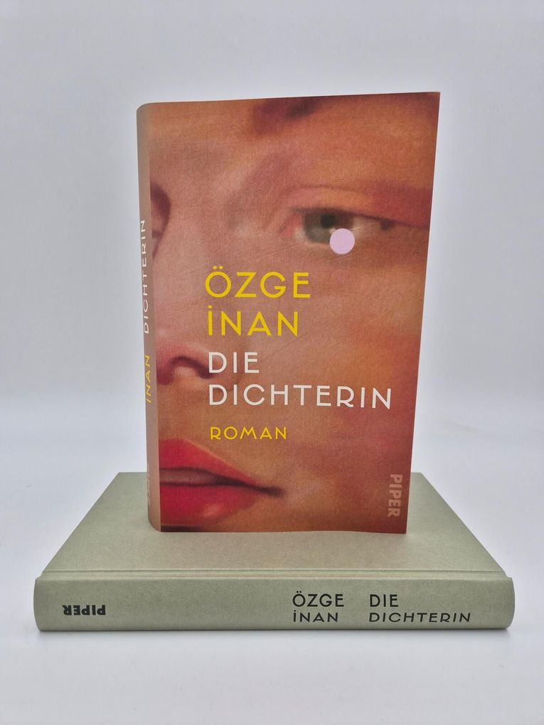 Weitere Ansicht: Die Dichterin | Özge nan
