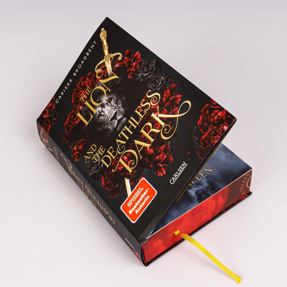 Weitere Ansicht: The Lion and the Deathless Dark (Crowns of Nyaxia 5) | Carissa Broadbent
