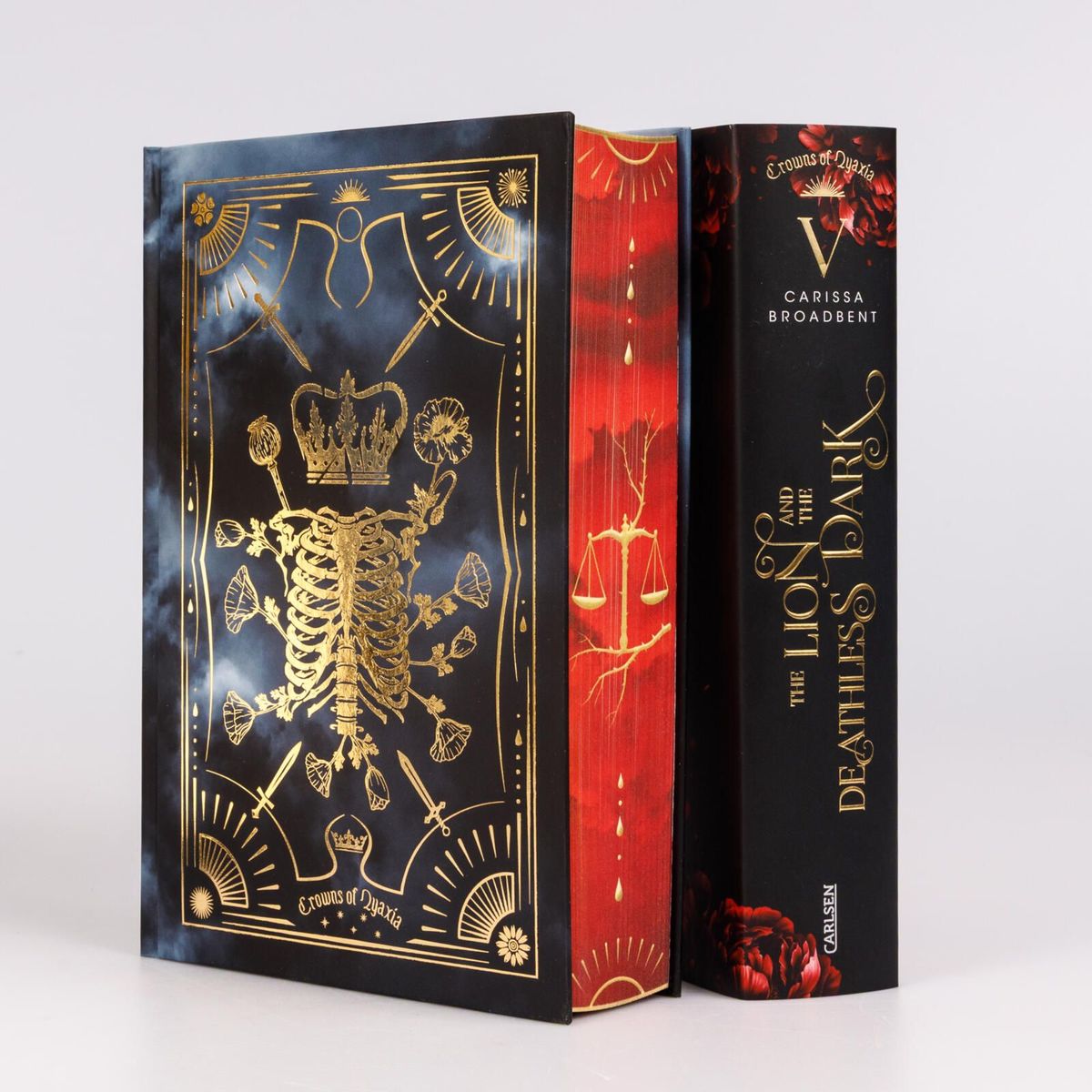 Weitere Ansicht: The Lion and the Deathless Dark (Crowns of Nyaxia 5) | Carissa Broadbent